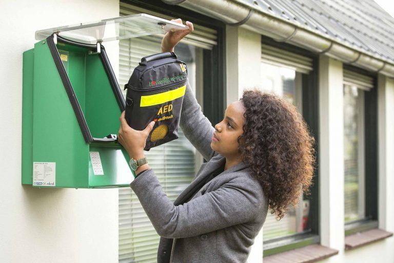 Bij een #hartstilstand kan een #AED het hart weer in een normaal ritme krijgen. Heb jij een AED? Meld hem dan aan bij HartslagNu.nl --> Jouw AED kan levens helpen redden!
#hartslagnu #burgerhulpverlening #reanimatie