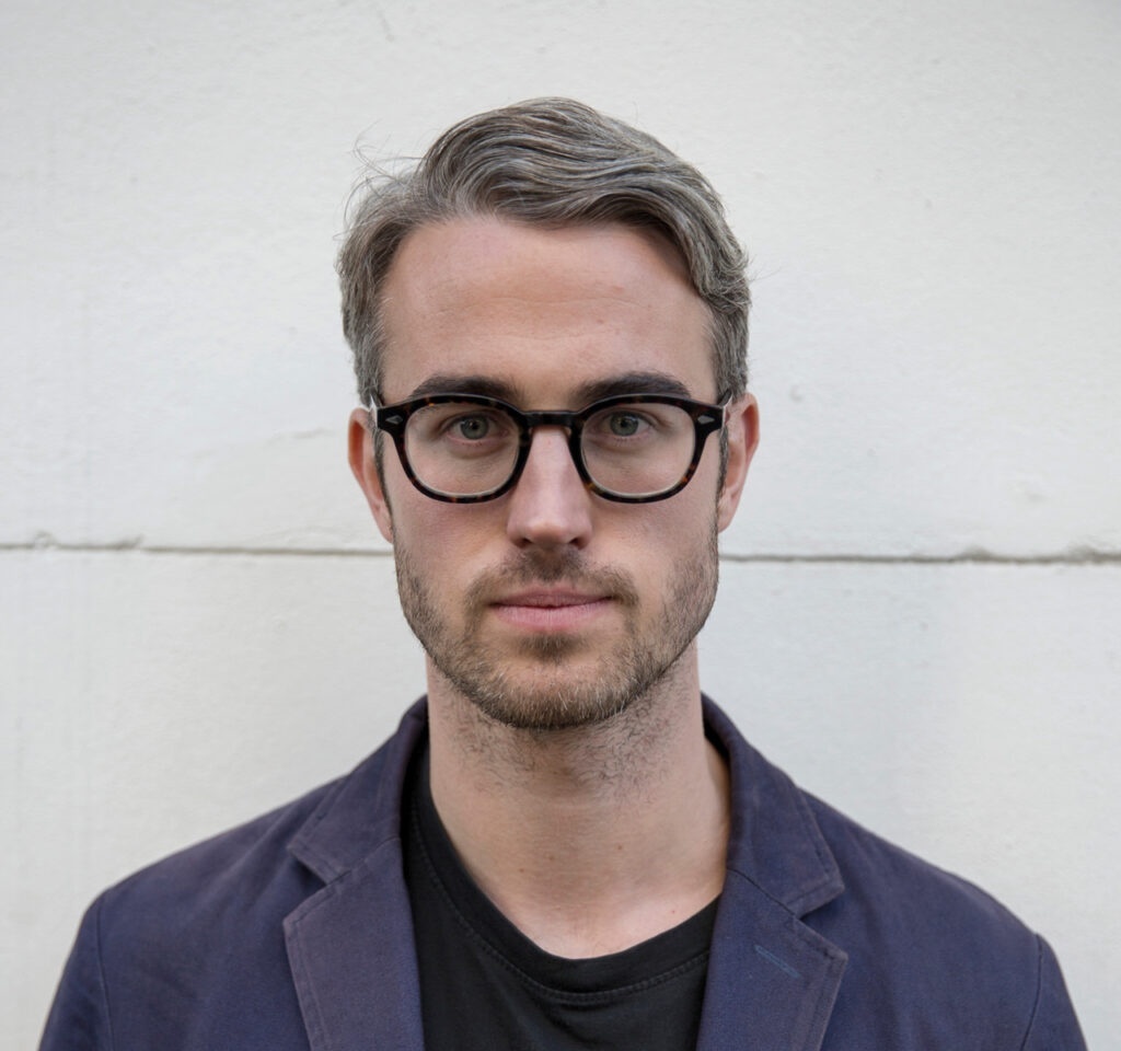 Through an intimate portrait of one family, debut novelist <a href="/oriordanadam/">Adam O'Riordan</a> transports readers to a period in Manchester's history that shaped what it is today in The Falling Thread. He told <a href="/antonia_mcs/">Antonia Charlesworth</a> more: orlo.uk/JGDI2