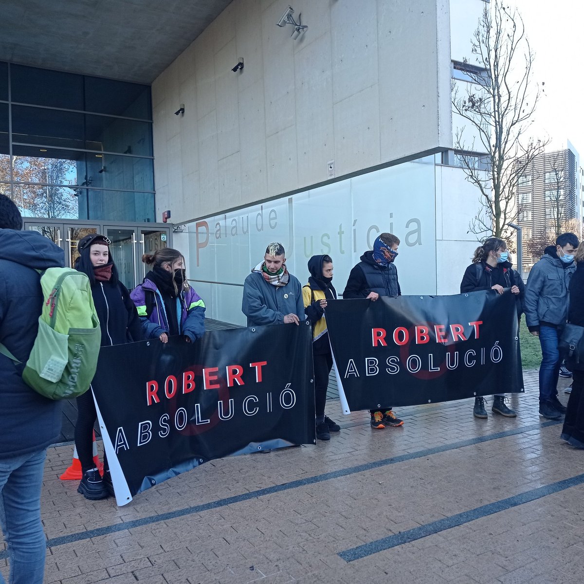 Amb en <a href="/robertabsolucio/">robertabsolucio</a> minuts abans del judici ✊