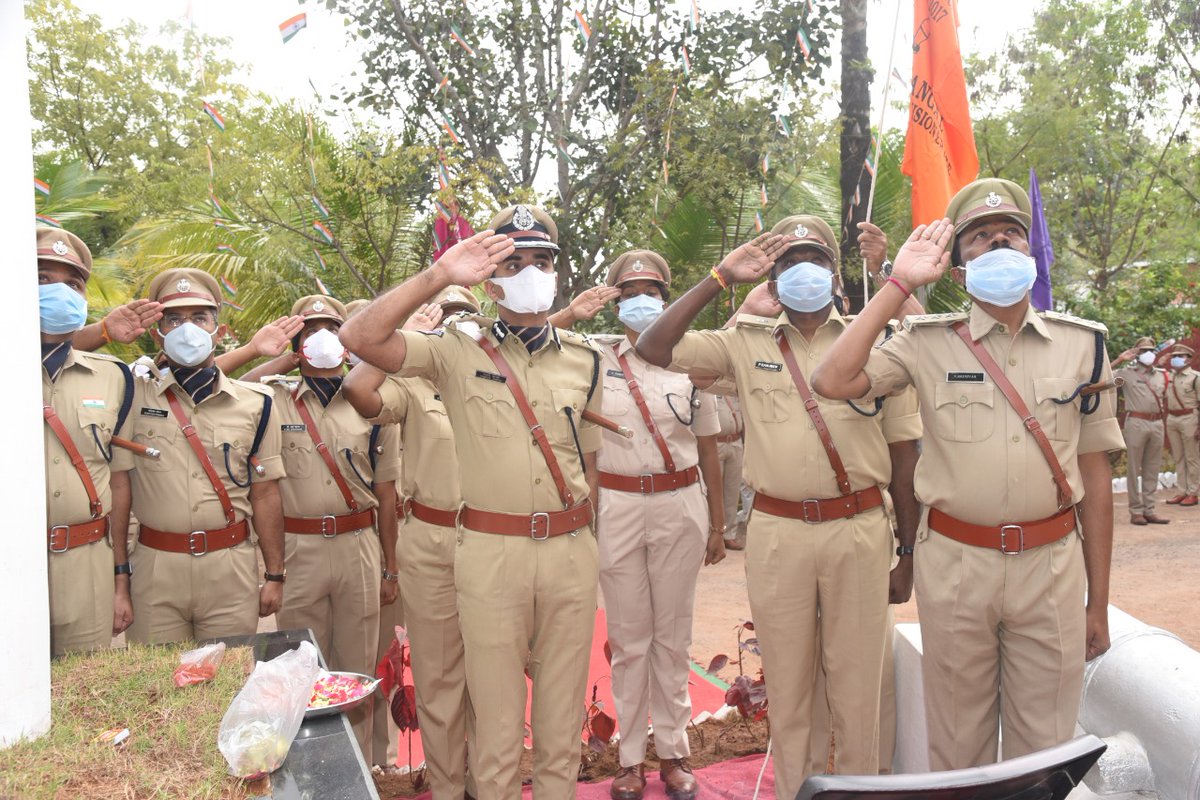 ADDLDCP_WGL's tweet photo. వరంగల్ పోలీస్ కమిషనరేట్ కార్యాలయంలో ఘనంగా గణతంత్ర దినోత్సవ వేడుకలు

@cpwrl గారు కమిషనరేట్ కార్యాలయ భవనంపై జాతీయ జెండాను ఎగురవేసి జాతీయ గీతాన్ని అలపించారు. అనంతరం పోలీస్ అధికారులు సిబ్బందితో పాటు చిన్నారులకు మిఠాయిలను అందజేసి గణతంత్ర  దినోత్సవ శుభాకాంక్షలు తెలియజేసారు.
(1/2) https://t.co/Kbsv79LRrm