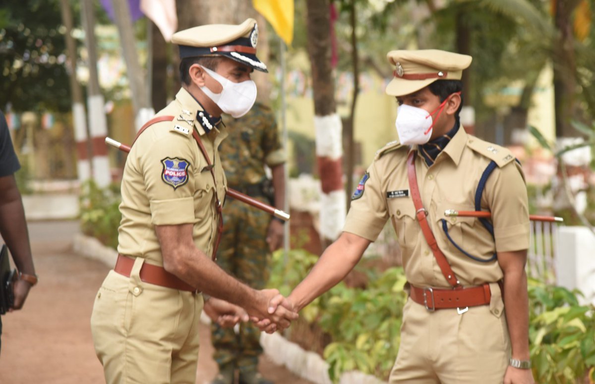 ADDLDCP_WGL's tweet photo. వరంగల్ పోలీస్ కమిషనరేట్ కార్యాలయంలో ఘనంగా గణతంత్ర దినోత్సవ వేడుకలు

@cpwrl గారు కమిషనరేట్ కార్యాలయ భవనంపై జాతీయ జెండాను ఎగురవేసి జాతీయ గీతాన్ని అలపించారు. అనంతరం పోలీస్ అధికారులు సిబ్బందితో పాటు చిన్నారులకు మిఠాయిలను అందజేసి గణతంత్ర  దినోత్సవ శుభాకాంక్షలు తెలియజేసారు.
(1/2) https://t.co/Kbsv79LRrm