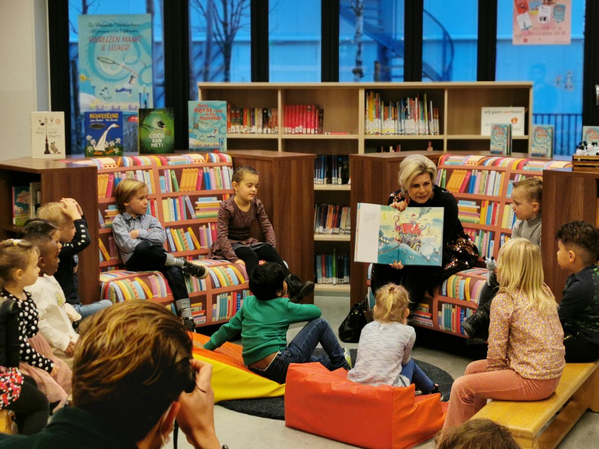De Nationale Voorleesdagen zijn begonnen! Prinses Laurentien trapt zoals elk jaar het Voorleesontbijt af. Ze leest voor uit Het Prentenboek van Jaar ' Maar eerst ving ik een monster'. 🥳
<a href="/Voorleesdagen/">Voorleesdagen</a> <a href="/PrinsesLaurenti/">Prinses Laurentien</a> @stichtinglezen <a href="/cpnb/">Stichting CPNB</a> #maareerstvingikeenmonster
