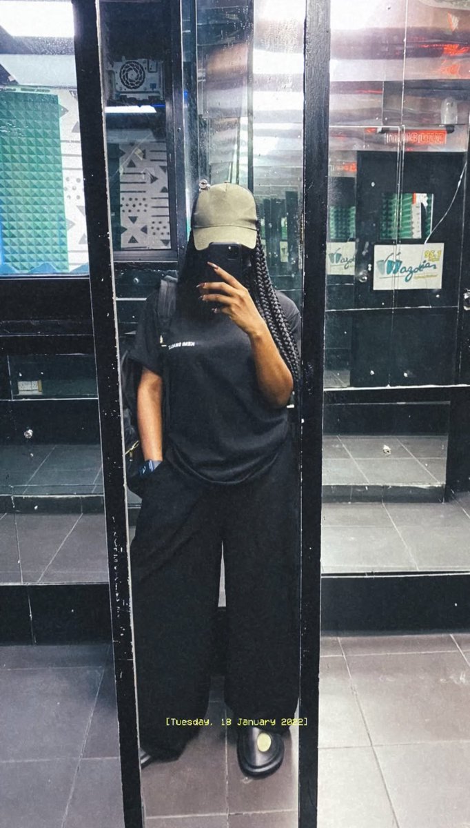kemismallzz's tweet photo. Work looks.
Wearing my dads shirt in the 3rd photo. https://t.co/ATaxZaGBv0