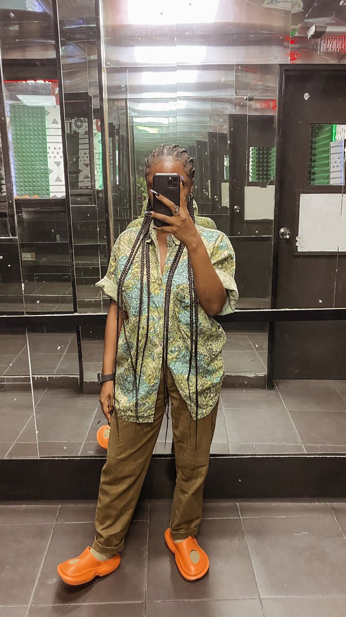 kemismallzz's tweet photo. Work looks.
Wearing my dads shirt in the 3rd photo. https://t.co/ATaxZaGBv0