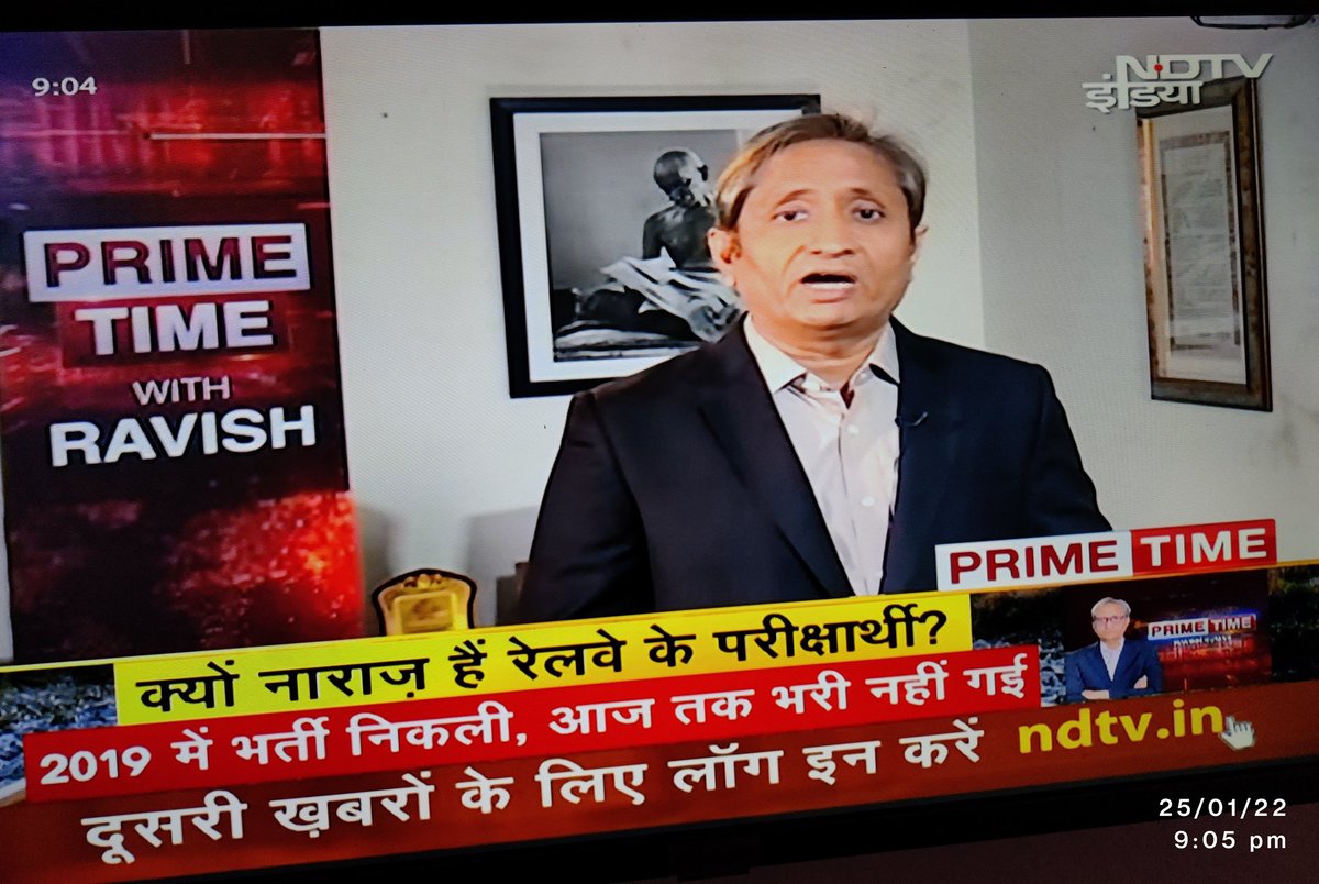 Dr_SOM12's tweet photo. #RRBNTPC
Ravish Kumar in studio and  student on Road 

Both fight for bright future of  student https://t.co/6zU2A9TxXD