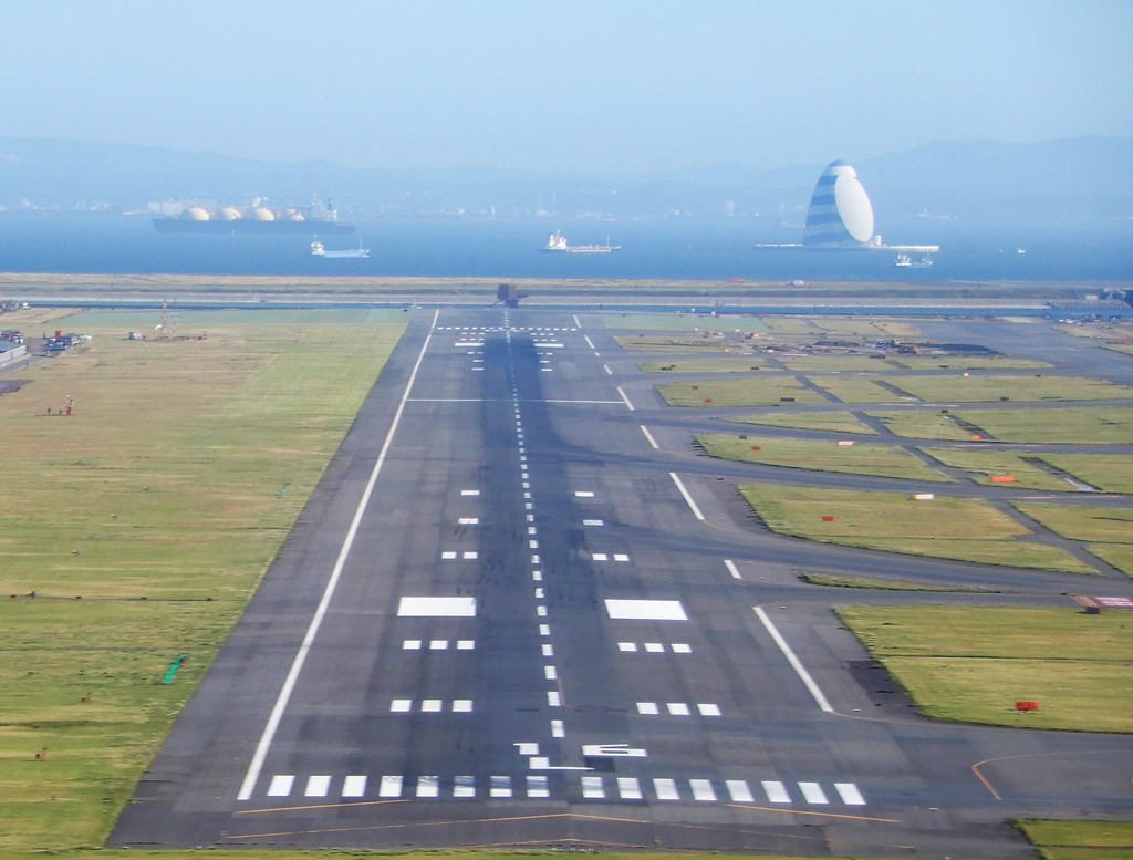 Japan Airlines Jal Jal豆知識 滑走路に書かれた 数字の意味わかりますか 答えは滑走路の向いている方位 真北を360度として時計回りの角度で示し 一の位の0は省略します 写真の 16 は 160度の方位 南南東 を向く滑走路を意味します Japan Airlines Jal Jal豆知識 滑走路に書かれた 数字の意味わかりますか 答えは滑走路の向いている方位 真北を360度として時計回りの角度で示し 一の位の0は省略します 写真の 16 は 160度の方位 南南東 を向く滑走路を意味します