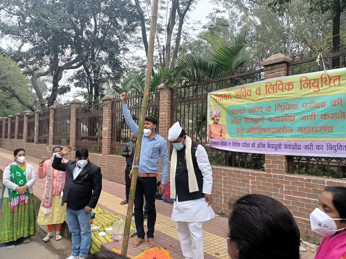 INCJharkhand's tweet photo. पंचायत सचिव एवं लिपिक नियुक्ति को लेकर धरने पर बैठे अभ्यर्थियों से मिले कार्यकारी अध्यक्ष सह मांडर विधायक श्री @bandhu_tirkey जी। उन्होंने वंहा अभ्यर्थियों के अनुरोध पर गणतंत्र दिवस के उपलक्ष्य में झंडातोलण किया।

@avinashpandeinc @RajeshThakurINC https://t.co/MSYckOego2