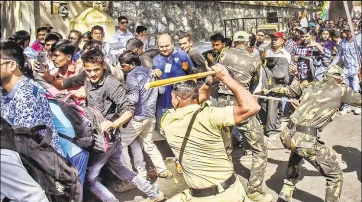 SmratiKiTweet's tweet photo. These students are the future of the country, stop injustice with them. 
Justice for Railway Students 🇮🇳
#RRB_NTPC
#JusticeForStudents 
#RRBNTPC https://t.co/1EuYB7bCFo