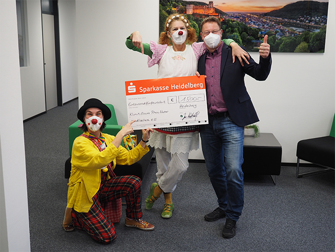 dosinggmbh's tweet photo. Klinikclown Jossi und Lollo von xundlachen e.V. zu Gast in der Dosing. Die Clowns besuchen Kliniken, Pflegeeinrichtungen und pflegende Familien im Rhein-Neckar-Kreis und das Dosing-Team unterstützt die wertvolle Arbeit des Vereins mit 1.500,- EUR. Mehr zu https://t.co/9miUVg9rtT https://t.co/1h4hOKpiVB