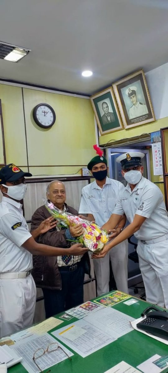 2be_newboss's tweet photo. Cadets &amp; staff of 2(B) NU NCC presented the ‘Plaque of Gratitude’ to the family of martyr Lt VK Jain, NM  (INS Khukri 1971) on occasion of Republic Day, 26 Jan 2022.
@HQ_DG_NCC  @nccwbskm @SpokespersonMoD @salute2soldier
#ShaheedonKoNaman #RepublicDay2022 #AzadiKaAmritMahotsav https://t.co/2X2lOvE1Lx