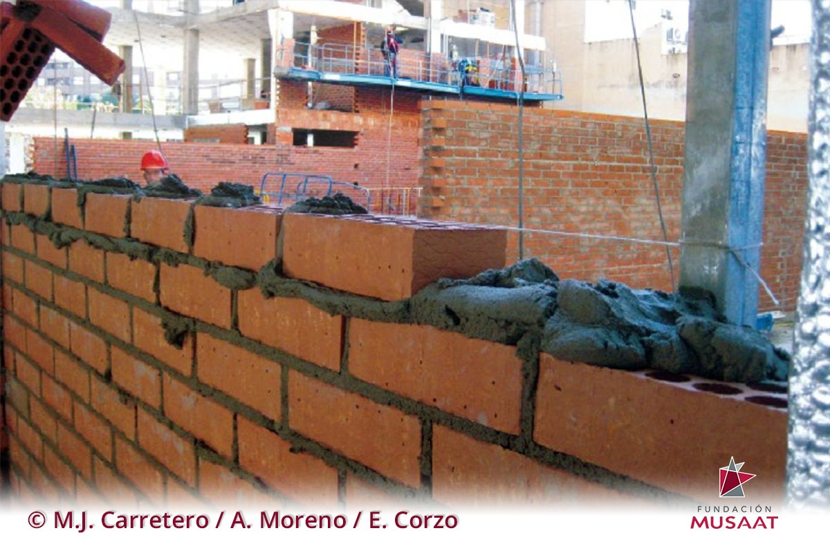 FundacionMusaat's tweet photo. 🧱Las particiones de ladrillo se pueden clasificar según su uso, materiales o tipo de ejecución. Según su espesor  existen denominaciones como panderete, citara y asta.
➕‘Indicaciones base para la realización y levante de tabiquerías de ladrillo’.
https://t.co/66PQRkNZah https://t.co/xO9WgmFf28