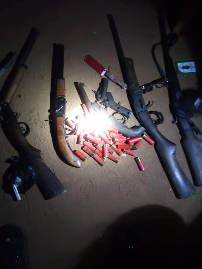 SaharaReporters's tweet photo. BREAKING: Nigerian Army Arrests Political Thugs From Ibadan With Guns Heading For Ekiti PDP Primaries | Sahara Reporters https://t.co/6mJSqsmGWi https://t.co/ABK5VJpxfv