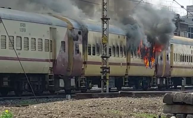 RT @ndtvfeed: Violent Protests On Railway Recruitment, Job Aspirants Set Train On Fire https://t.co/nTuDhxiIjN https://t.co/4QhZjomfrA