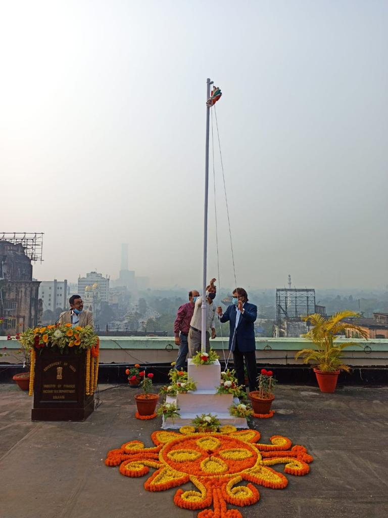 IncomeTaxWB's tweet photo. Unfurling of the National Flag to mark the celebration on 73rd Republic Day at our offices in Kolkata @IncomeTaxIndia https://t.co/jbubXypCn9
