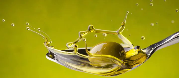 bzfe_de's tweet photo. Länger leben mit #Olivenöl? Neue Hinweise aus der Wissenschaft: Wer regelmäßig Olivenöl verzehrt, stirbt offenbar seltener an #HerzKreislaufErkrankungen, #Krebs, neurodegenerativen Erkrankungen und #Atemwegserkrankungen, so eine aktuelle Studie ➡️ https://t.co/gRwq696msI https://t.co/VgsVJhw4WV