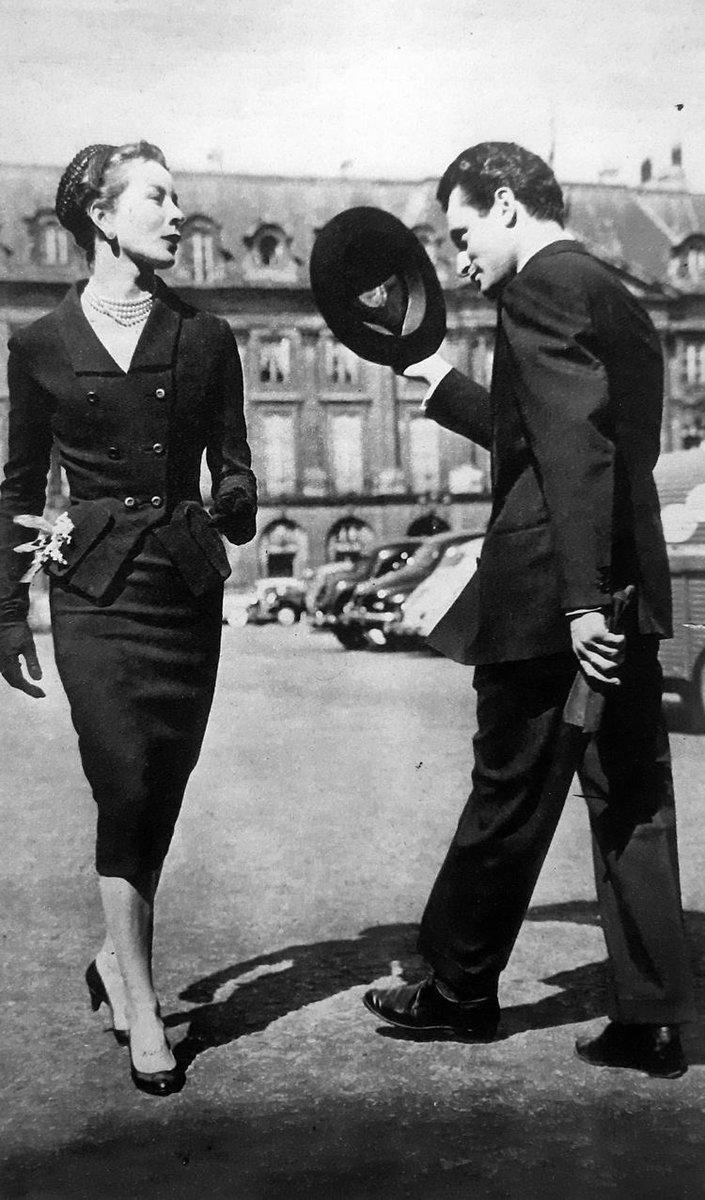 La cortesía se ha perdido.

Otra lástima.