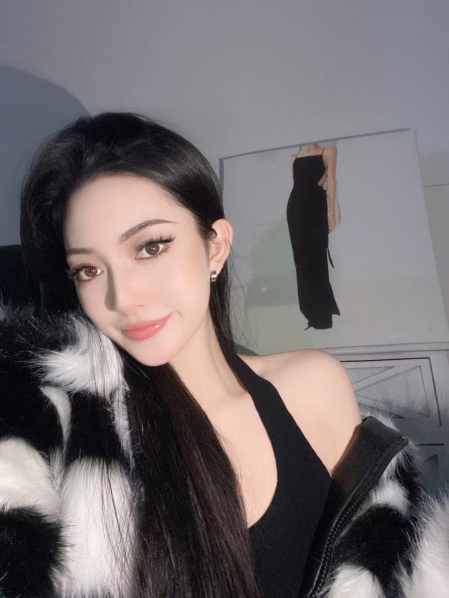 GhbhjbGhbj's tweet photo. 兄弟们，这个小骚逼是真的太骚了，现在北京朝阳一家公司做文员，其实也是公司的鸡八套子，上着班就能各种调戏的小骚逼，出去办公都能车震，对了，刚毕业一年，喜欢各种辱骂，你骂的越狠他就越高兴，直接开骂最好
联系方式就给大家了：17262096744
17262096714 https://t.co/h7jS8ERNmo