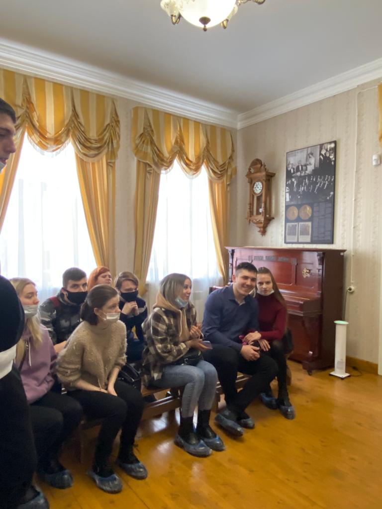 buninefr's tweet photo. #День_российского_студенчества #день_студента В День студента - в музей! 25 января на экскурсии по обновленной экспозиции Дома-музея И.А. Бунина побывали студенты группы ТЗ-18-5 Ефремовского химико-технологического техникума https://t.co/jbrzWjmBnG https://t.co/rj7yalx4OT