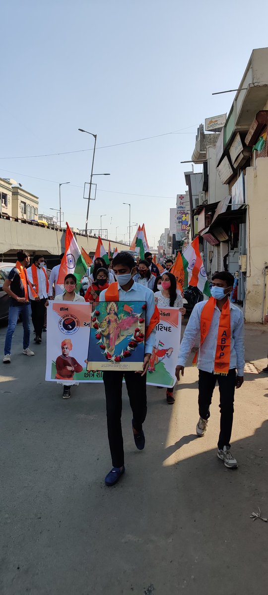 ABVPAhmedabad's tweet photo. અખિલ ભારતીય વિદ્યાર્થી પરિષદ બાપુનગર નગર દ્વારા ૭૩માં ગણતંત્ર દિવસ ની ઉજવણી નિમિત્તે તિરંગા યાત્રા કાઢવામાં આવી જેમાં કર્ણાવતી મહાનગર ના સહમંત્રી દર્શીત ભાઈ ઉપસ્થિત રહ્યા .... #ABVPKarnavati #karnavatimahanagarabvp
#karnavati #abvp#abvptirangayatra https://t.co/jDGBNytxw1