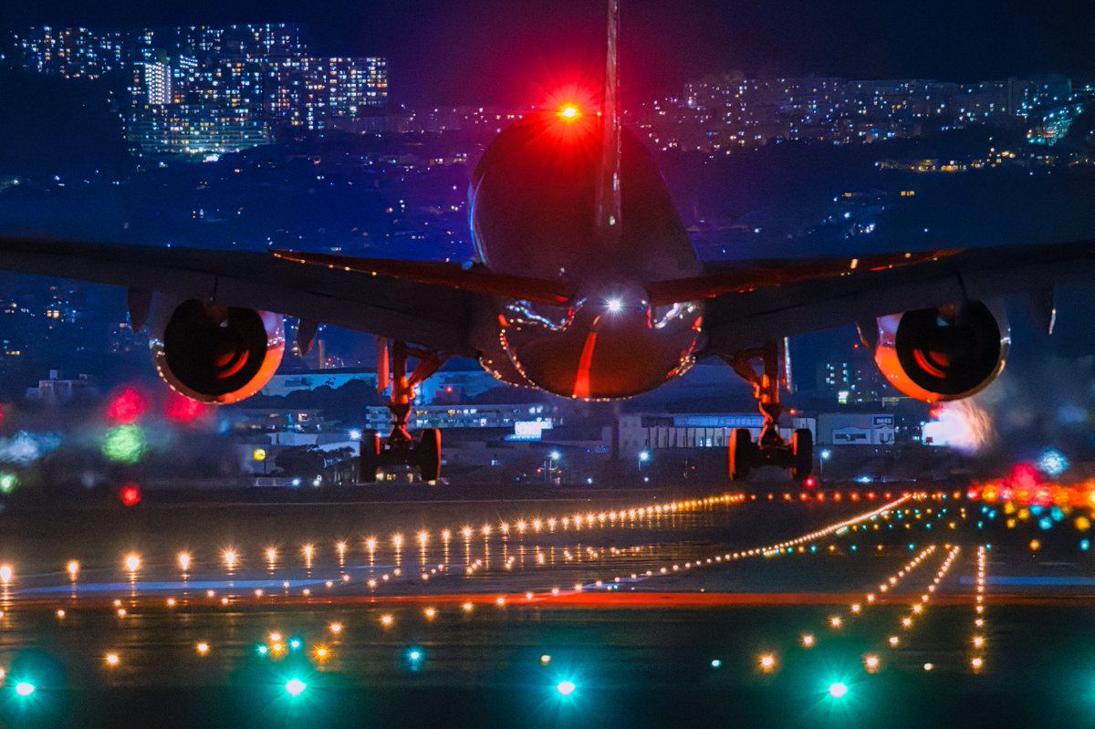 nii360's tweet photo. JALのB787とA350のランディング
フレアで機首上げの角度の違いは
主脚の前下がり後ろ下がりの
ボーイングとエアバスの
考え方の違いとともに面白いね
#JAL　#B787　#じゃるはち君　#32L　#伊丹空港　#千里川土手　#ジャルが好き　#アンコリ　#アンチコリジョンライト　#衝突防止灯　#ドリームライナー https://t.co/aRpTSPr403
