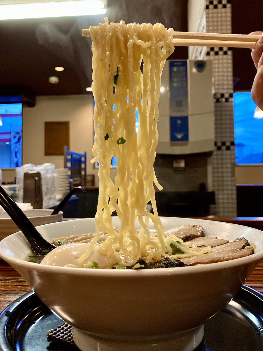 kamujinn's tweet photo. 全国チェーン展開する熊本｢味千拉麺｣グループから2018年に離脱して独立。
昨今、宮崎の中華そばブームの先駆けとなった人気店です！ 
#宮崎ラーメン
#中華そば宮田
#中華そば大��に半熟煮玉子と炙りチャーシュー丼
#飲み干したくなる煮干しスープ
#2022年16杯目
#カムジンラーメンアドベンチャー宮崎 https://t.co/WmpoLI7SQR