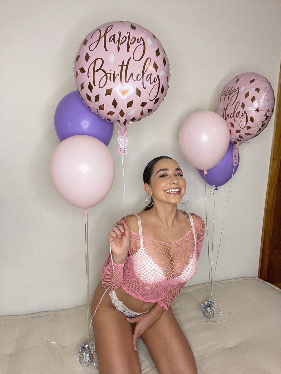 karlleegreyxxx1's tweet photo. It’s my birthday 🎂 I feel so blessed today for the life I live. Thank you so much for all your wishes and my supporters. Couldn’t feel the way without you! https://t.co/QSF8udExAT https://t.co/eo90NqUBns