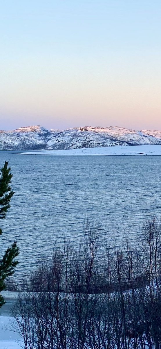 LenaWarelius's tweet image. Rays of sun light on the top of the mountains 😍 from now it’s only getting lighter 🥰 #thenewarctic #Arctic #Sunlight #阳光 #lumièredu #Солнечный #日光浴 #ضوءالشمس #luzdesol
