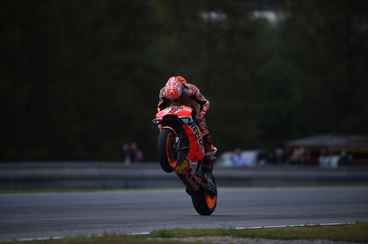 DAZN_ES's tweet photo. 🚨 OFICIAL: Marc Márquez vuelve a subirse a su moto en Malasia

@marcmarquez93 estará en los test de Sepang los días 5 y 6 de febrero 👏🏻✨

#MotoGP 🏁 https://t.co/uYmd3nkOWe