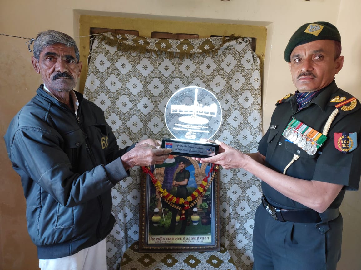 NCC_Dte_Gujarat's tweet photo. #AmritMahotsav
#ShaheedonkoNaman
Memento of gratitude presented to Shri Meram Bhai, brother of Braveheart Lnk Jadav Laxman Ruda on behalf of Hon'ble PM by CO, staff &amp; cdts on 26 Jan 22 of 8 Guj Bn NCC.
@HQ_DG_NCC
@SpokespersonMoD
@drajaykumar_ias
@DefencePRO_Guj
@salute2soldier https://t.co/0BmeYy0yPr