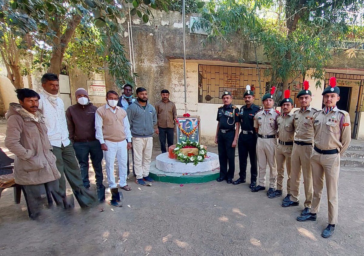 NCC_Dte_Gujarat's tweet photo. #AmritMahotsav
#ShaheedonkoNaman
Memento of gratitude presented to Shri Meram Bhai, brother of Braveheart Lnk Jadav Laxman Ruda on behalf of Hon'ble PM by CO, staff &amp; cdts on 26 Jan 22 of 8 Guj Bn NCC.
@HQ_DG_NCC
@SpokespersonMoD
@drajaykumar_ias
@DefencePRO_Guj
@salute2soldier https://t.co/0BmeYy0yPr