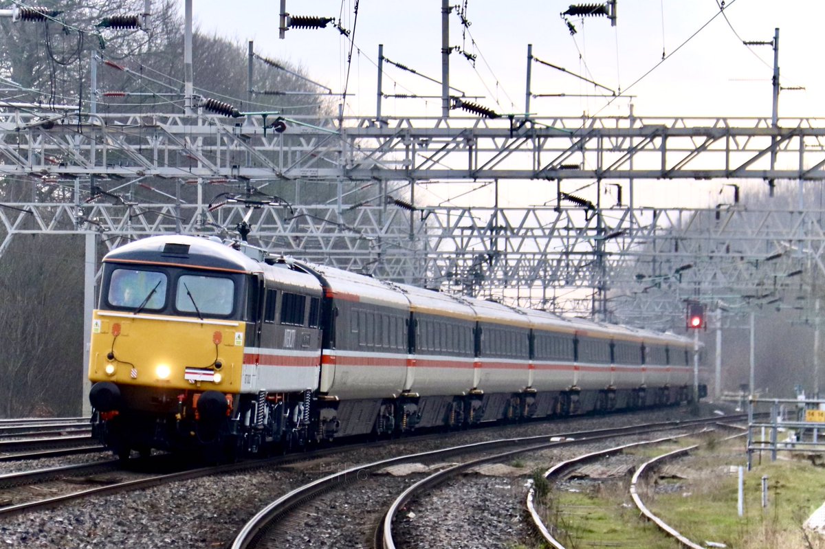 InterCity #Class87 87002 ‘Royal Sovereign’ powering 1Z87 0710 London Euston > Glasgow Central ‘The Electric Scot’

Rugeley Trent Valley #WCML
26/01/22