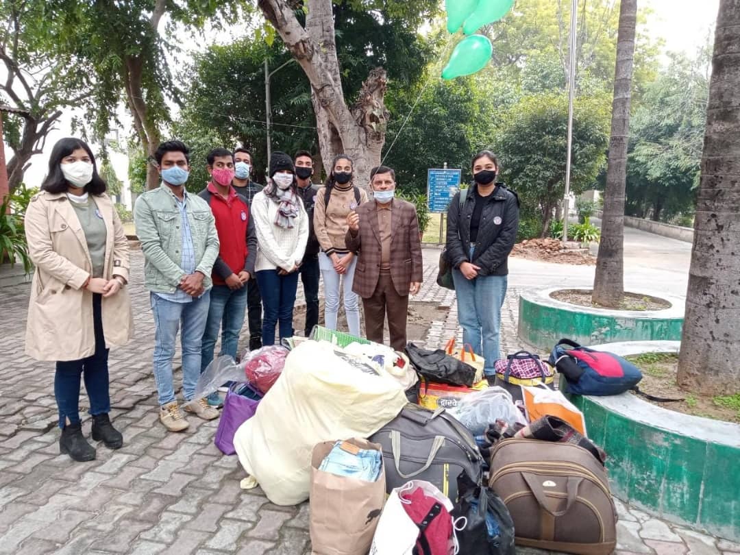 nss_unit_sac's tweet photo. National Service Scheme, Sri Aurobindo College (University of Delhi) organized a Winter Clothes, Blankets Collection and Distribution Drive on the ocassion of 73rd Republic Day.
Distribution Drive was conducted on January 2022 in Raen Basera, Hazrat Nizzamuddin Railway Station https://t.co/AOHreBCRcu
