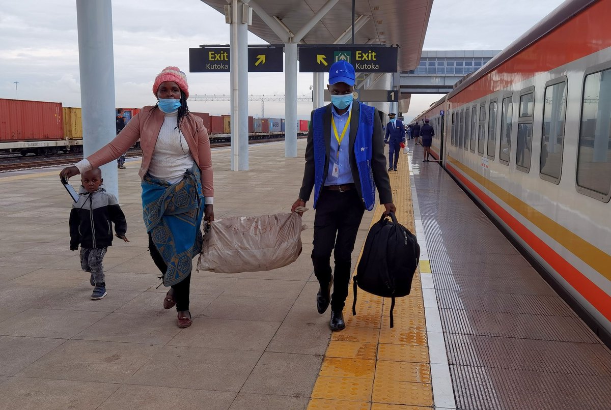 sgr_operation's tweet photo. An Afristar staff assisting a passenger at the Nairobi Terminus. #madarakaexpress #nairobiterminus #sgroperations https://t.co/Y8gRKcuqqz