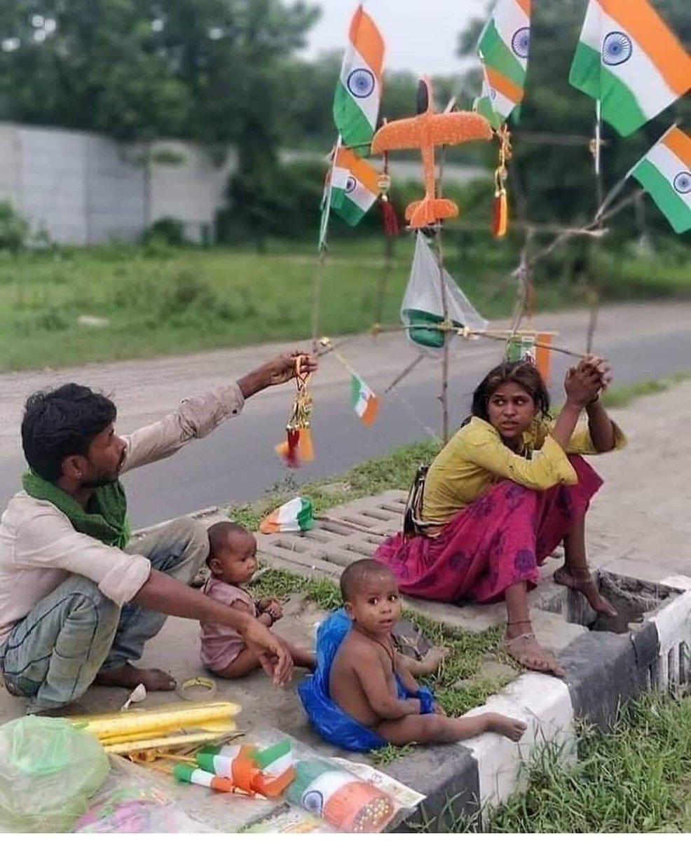 devraj_aks's tweet image. ये ही है हमारा भारत जहाँ आज भी कु़छ झंड़े बेचकर खुश होते है तो कु़छ झंड़े कों फहराकर 
अयेशा देश है मेरा।