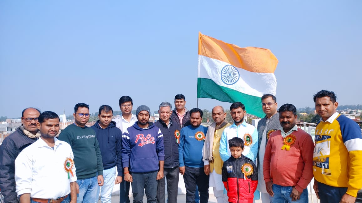 devraj_aks's tweet image. ये ही है हमारा भारत जहाँ आज भी कु़छ झंड़े बेचकर खुश होते है तो कु़छ झंड़े कों फहराकर 
अयेशा देश है मेरा।