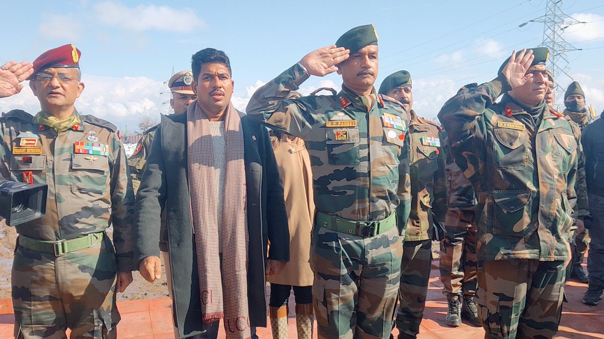 arawat__mehraj's tweet photo. #RepublicDayCelebration : On the occasion of 73rd Republic Day celebrations across the nation, the Indian flag waving high in the Shopian district of south Kashmir. 
@ChinarcorpsIA @NorthernComd_IA @punitbalan @adgpi @jindadilkashmir @republic @JmuKmrPolice @MehtaRoopesh https://t.co/yciojnryDz