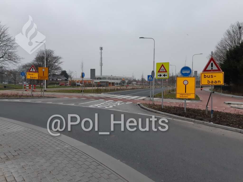 POL_JHeuts's tweet photo. Snel € 109,- besparen?
Rij dan níet over de onlangs geopende lijnbusbaan in Aalsmeer!
Deze is alleen toegankelijk voor lijnbussen. Het overige verkeer dient om de lijnbusbaan heen te rijden via de reguliere wegen.
#evenwennen #lijnbusbaan #bordF13 #N196 #Aalsmeer https://t.co/uUKnqCa9rq