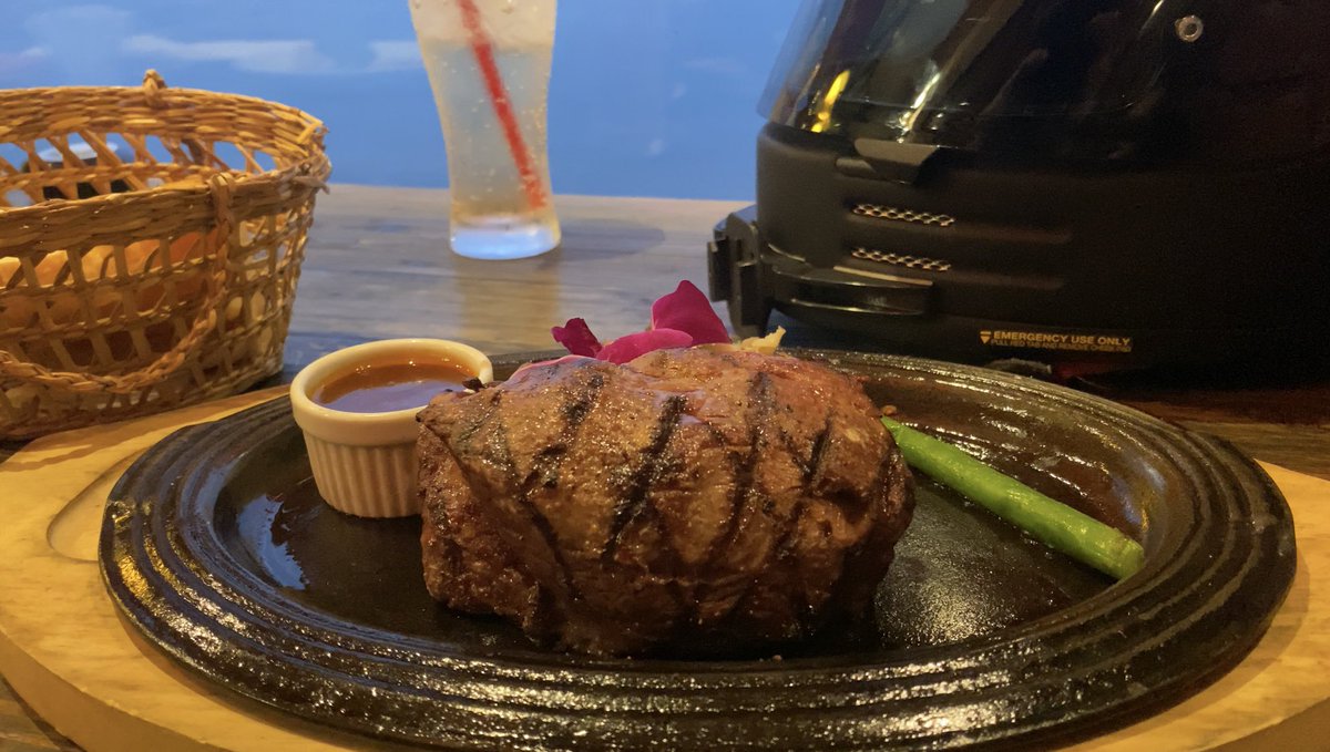RyukyuRider's tweet photo. 今日の締めは北谷で食事だ。
マンボウだから人が少ないし臨時休業してる店多いけど、いい肉屋を見つけたよ。
リピート確定👍
#BEEFYs
#沖縄北谷
#アンガス牛フィレ https://t.co/RZyWJwhaCm