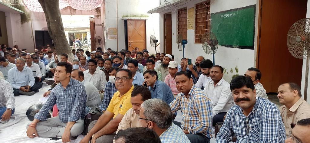 #Vote4OldPension
<a href="/DrDCSHARMAUPPSS/">Dr Dinesh Chandra Sharma</a> 
<a href="/SSarveshuppss/">SHARMA SARVESHUPPSS</a> 
Only OPS
अपनी चार चार हमारी एक में भी तकरार  10 महीने का वेतन बाकी वेतन से फ्री की भरमार जय हो सरकार