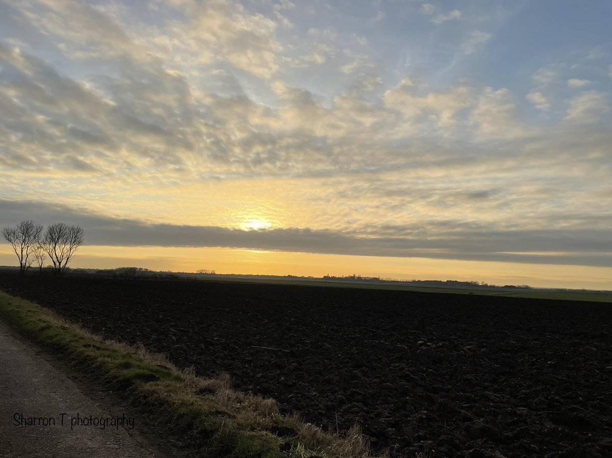 SOAPTOAK's tweet photo. Sunsets are quite humbling at times. Natural beauty and nature’s colour palette 🎨 #soaptoak #beauty #sunsetphotography #sunshine #nature #getoutside https://t.co/RJnX3zWj5z