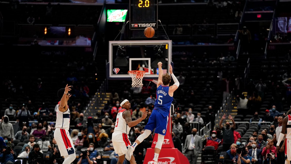 Top 10 <a href="/NBA/">NBA</a>. El imbatible 3+1 ganador de <a href="/LukeKennard5/">Luke Kennard</a> reina en una noche de locura. marca.com/baloncesto/nba…