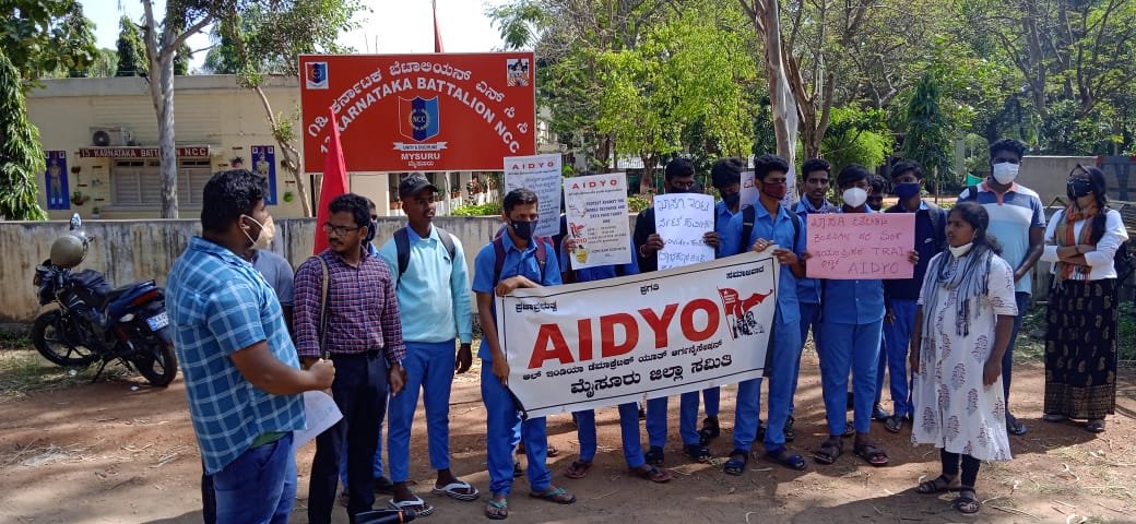 AIDYO_Karnataka's tweet photo. In the public interest TRAI has to play a proactive and positive role in regulating mobile phone service providers. 
#SayNoToMobileTariffHike
#SayNoToPrivatisation
#AIDSO_AIDYO
@TRAI @DoT_India https://t.co/L8He872FQF
