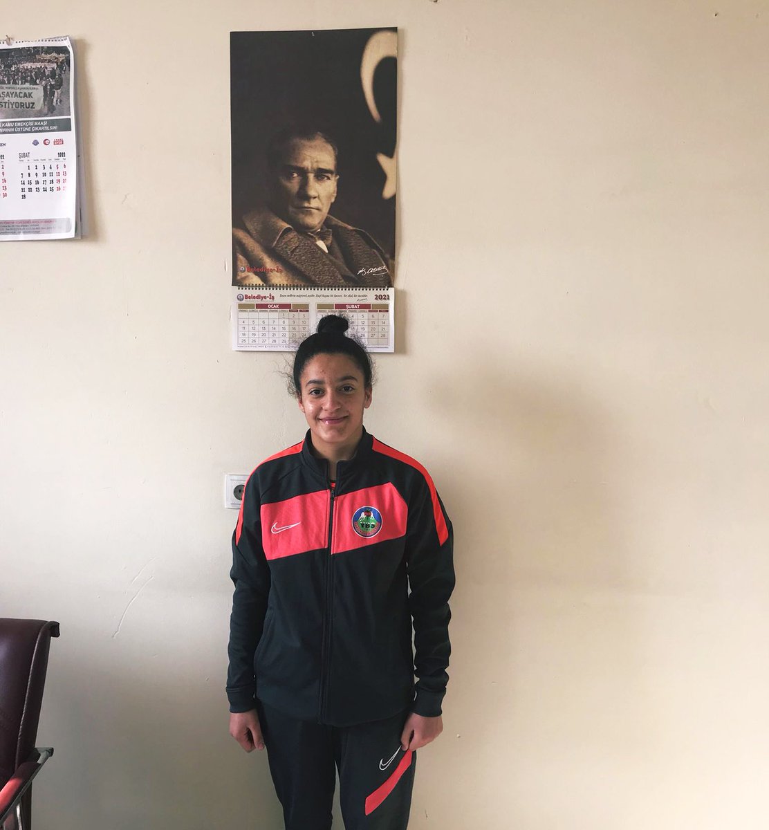 U15 Kız Milli Takım kadrosuna seçilen YBS Kadın Futbol Takımı oyuncusu Jiyan Öner'i ve emeği geçen herkesi gönülden tebrik ediyorum.

İnanıyorum #Yüksekova’lı bütün gençlerimiz hedeflerine böyle başarı hikayeleri ile yürüyecek.

Jiyan kızımıza Milli Takımda başarılar diliyorum.