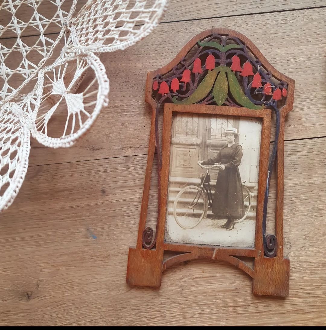 Badalssim's tweet photo. Ma sœur, ce génie fou, s'est reconverti en chineuse insta depuis quelques mois et aujourd'hui elle vend Lucette à vélo dans un joli cadre en bois. #VeloPop 🚲
C'est sur *BUFFET.FROID* ma gueule 🧺⚱️🪑🗝️✨
👉https://t.co/OchnLwjlME https://t.co/CSQJWQYKxs