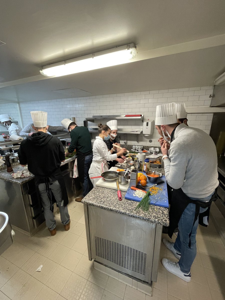 BJuppet's tweet photo. Il y a de l’agitation dans les cuisines des Terrasses d’Uriage ! 

Un événement qui nous régale en cuisine, mais aussi sur le terrain des rencontres professionnelles. 😉

#Cook2Job #emploi #inclusion https://t.co/sNTmZ6pPsU