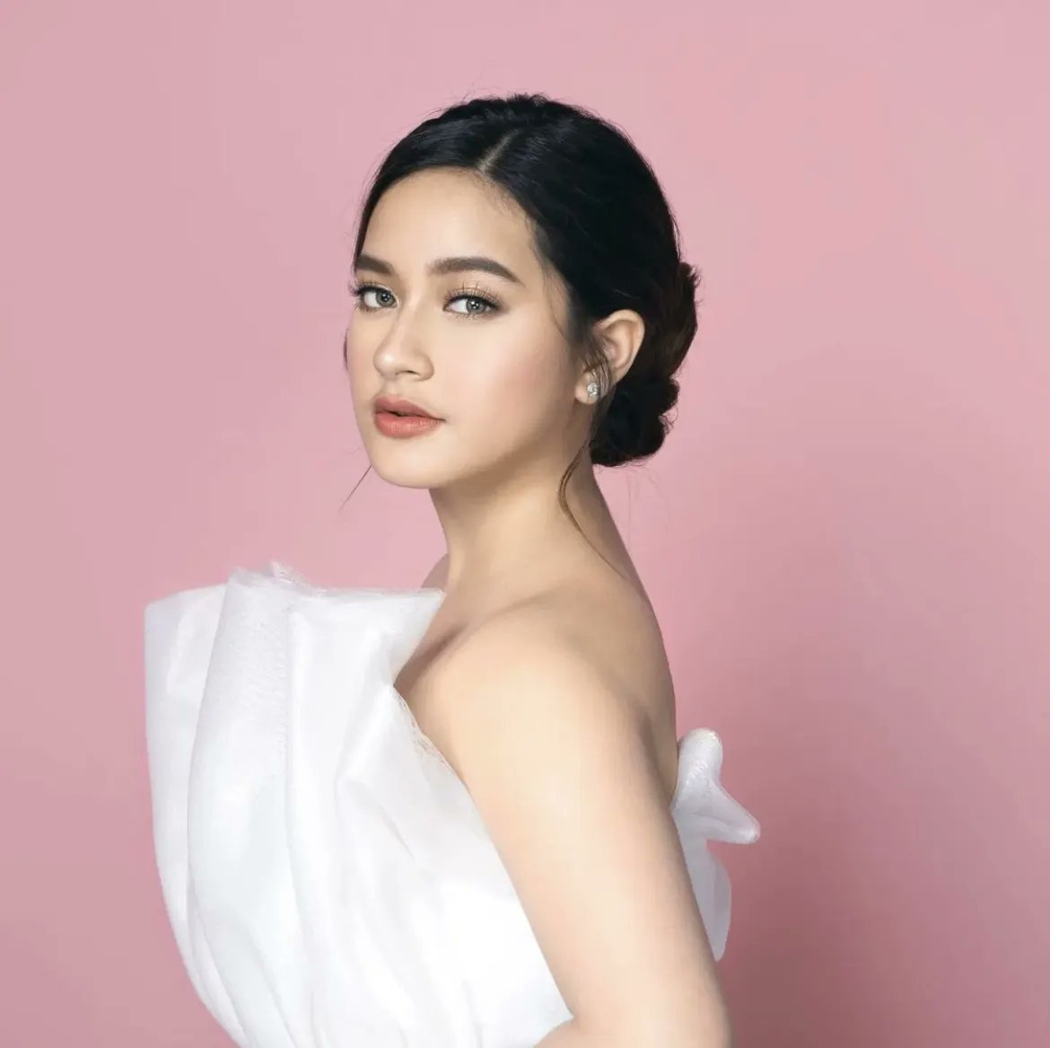 Sparkle_GMA's tweet photo. Can we all just take a minute to appreciate this beauty? 💖

Continue watching #JillianWard in the GMA Afternoon Prime series #PrimaDonnasSeason2! https://t.co/9KRAkQkXLw