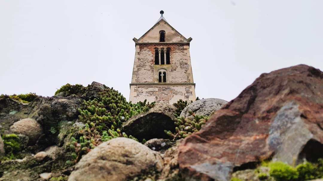 hateggeoparc's tweet photo. If it could speak, the iconic Santamaria – Orlea church could tell us many interesting stories. It is one of the few stone churches in the Hateg Country which, in 1400, turned from a parish church into a noble courtyard.

#hateggeopark #UNESCOGlobalGeopark #EGNetwork, #UniBuc https://t.co/Dw97J9Bmsb