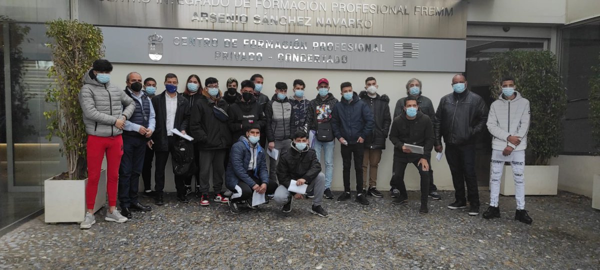 fremm_es's tweet photo. Jóvenes de la @FundDiagrama visitan el @cifp_fremm para conocer su amplia oferta formativa, talleres e instalaciones 🧑💻👨⚕️.
#FREMM facilitará la inserción laboral de los jóvenes a través de sus cursos, coincidiendo con los programas de apoyo #Impulso, #Labor y #Azarbe. https://t.co/FTwS5q5oZb