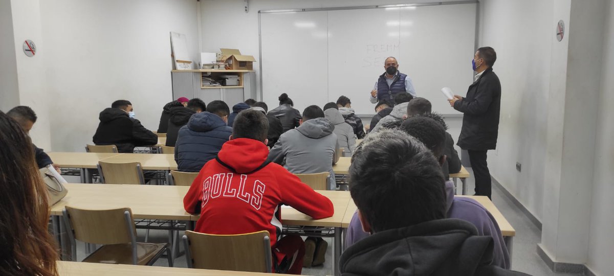 fremm_es's tweet photo. Jóvenes de la @FundDiagrama visitan el @cifp_fremm para conocer su amplia oferta formativa, talleres e instalaciones 🧑💻👨⚕️.
#FREMM facilitará la inserción laboral de los jóvenes a través de sus cursos, coincidiendo con los programas de apoyo #Impulso, #Labor y #Azarbe. https://t.co/FTwS5q5oZb