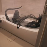 あり得ない展開でワロタw帰宅したらエイリアンが半身浴してたw